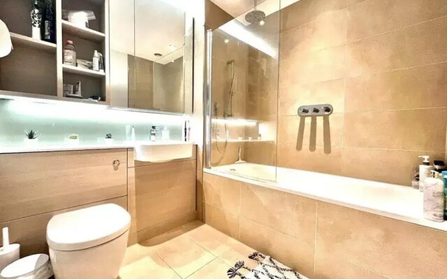 Elegant 2 Bed Apartment Within Many Attractions