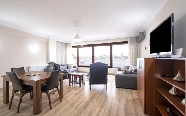 Flat with Sea View near Uskudar Ferry Station