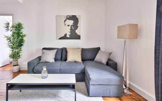 B 832 - Buttes Chaumont - Spacieux appartement
