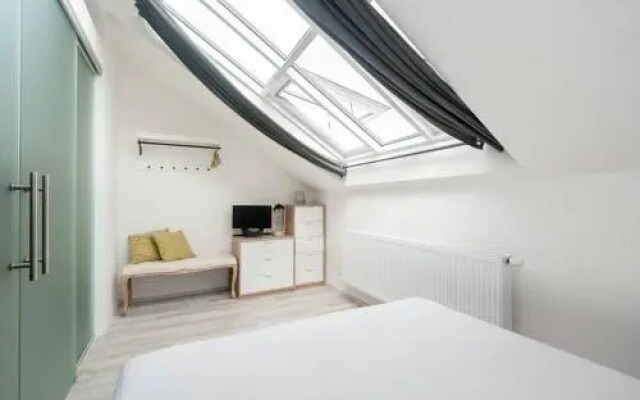Kent Ridge Loft, Sokolska