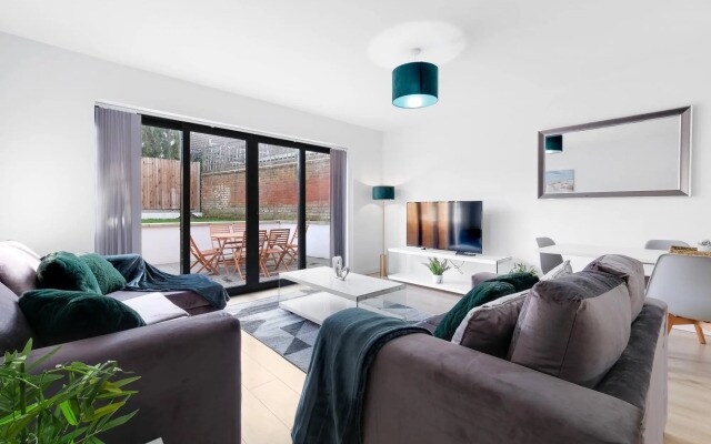 Modern 4 Bedroom House 01 With Parking in Farnham