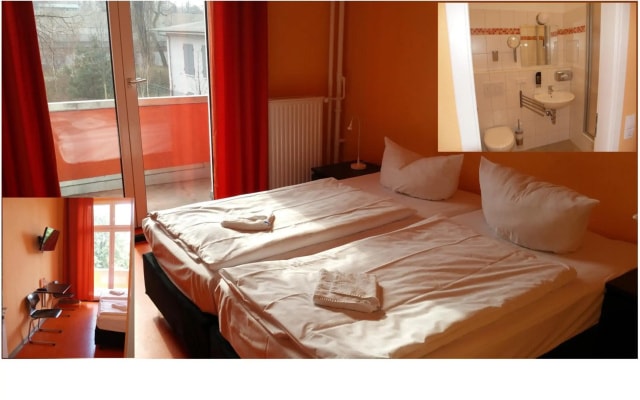 HappyGoLucky Hotel & Hostel