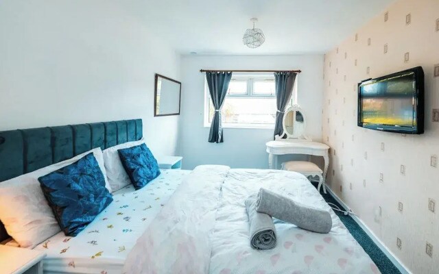 3-bed City Retreat - Sleeps 8, Garden & Parking
