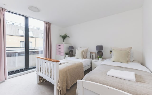 Spacious 3 Bedroom Flat in Kensington