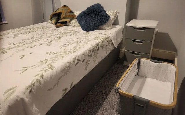Apartment - Sleeps 5 - Great Location - Parking