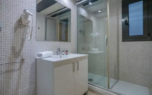 Modern and bright apartment in Eixample 2-2
