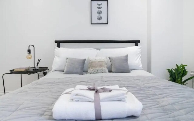 Livestay - Luxury 2bed Apartment With Free Parking