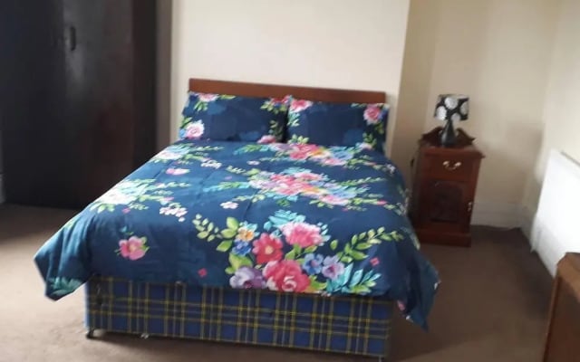 Grand 4-bed Quasi Semi House in Manchester
