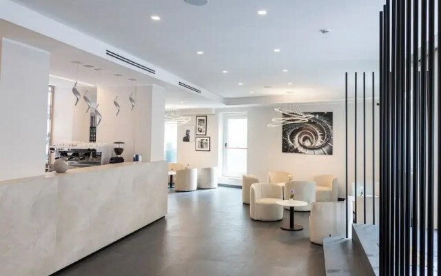 J Maluni City Hotel