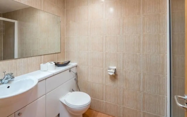 Bright 2 Bed 2 Bath apt Near Canary Wharf