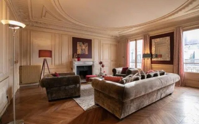 Montaigne Iii In Paris