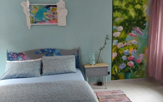 Night Galleria - bed & art