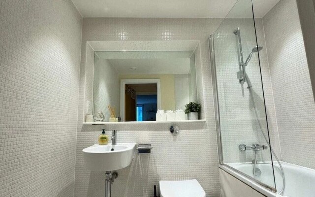 Contemporary 2BD Flat W/balcony Canary Wharf!