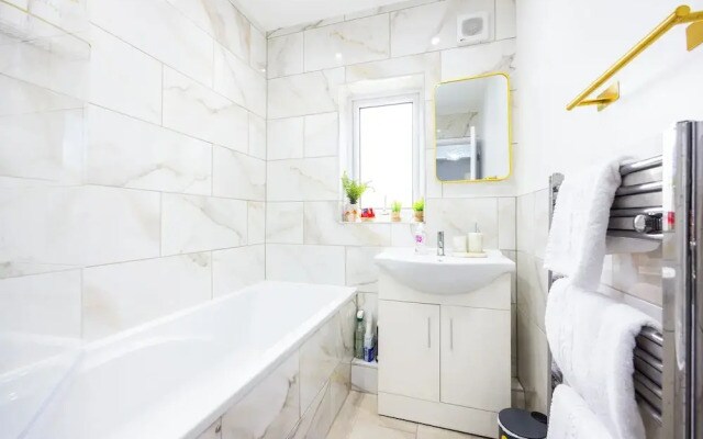 Modern 3 Bedroom House in  Stratford