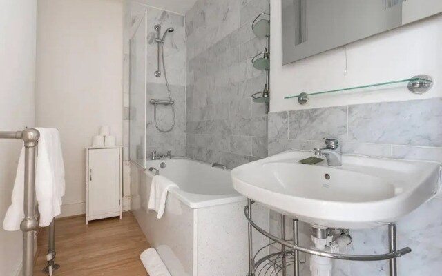 Spacious 2BR flat in Putney