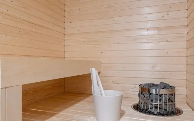 New 2BR Apt with Balcony, Sauna & Great Location
