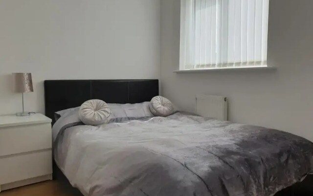Charming Liverpool Home With Gardens and Parking