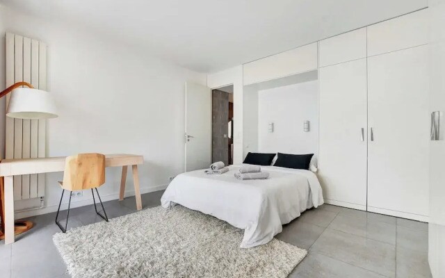 Exceptional 3bdr/6p apt - View of the Eiffel Tower