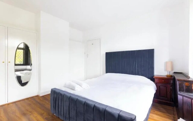 Lux 8Br Thamesfront Villa w/ Yacht & Sauna