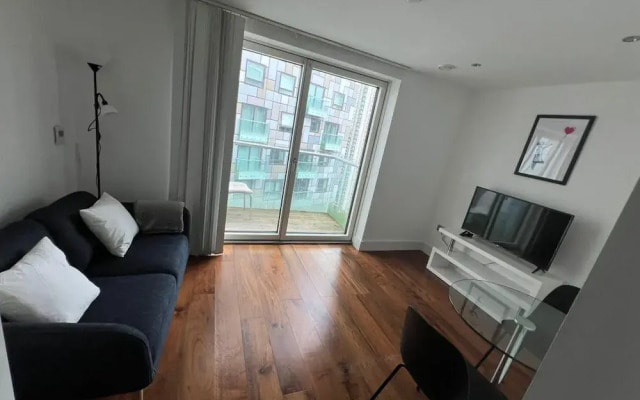 Studio Apartment w/ Balcony In Canary Wharf