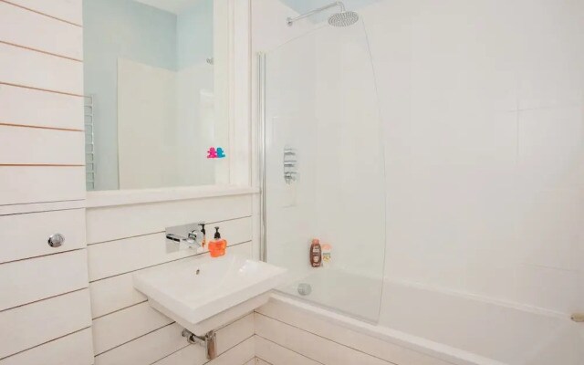 Spacious 2 Bedroom Flat With Communal Garden
