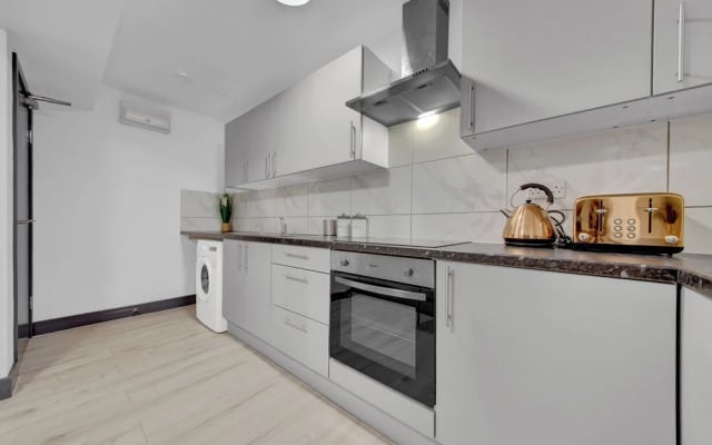 Immaculate 1-bed Studio in Feltham Heathrow London