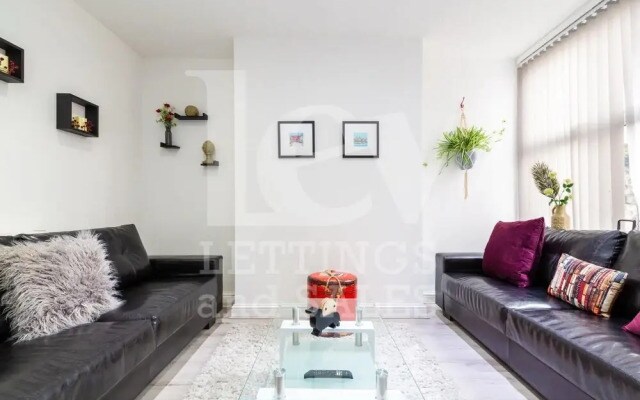 Lush Apartment 5 Bedroom House - WBR