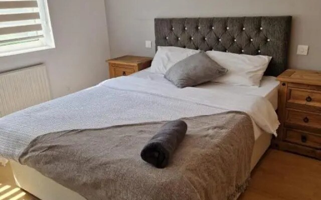 Doncaster Dream House Retreat- Sleeps 9