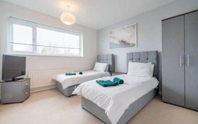 Bright & Airy 3BR Home with Parking
