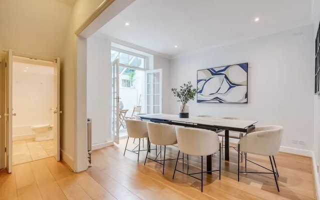 Belgravia - Charming Spacious 4 Bed Home for 9