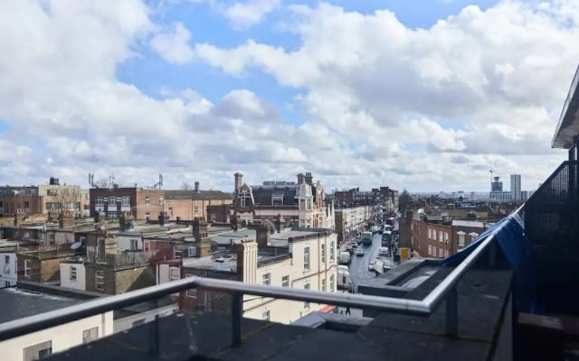The Harlesden Classic - Lovely 2BDR Flat with Balcony