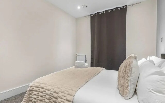 Two Bedroom Apartment in Limehouse