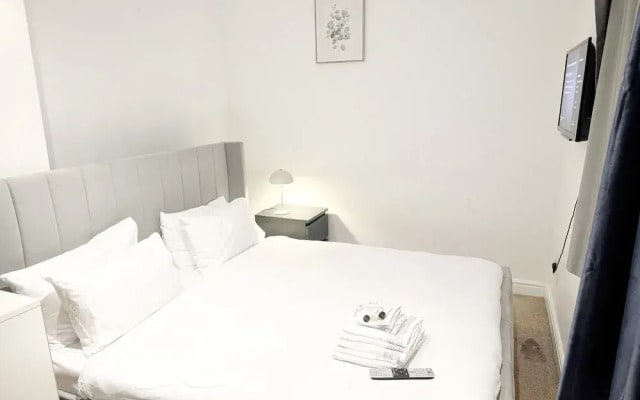 3-bed Apt-15 Mins to Heathrow-pet-friendly-parking
