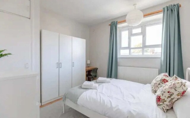 Cosy 4BD Flat W/private Balcony - Nine Elms!