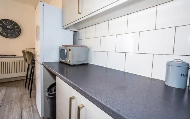 Ensuite6 Woodhouse private bath 2kitchen