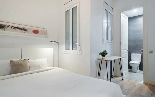 Stunning 2 Bedroom amd Bath Apartment in Eixample