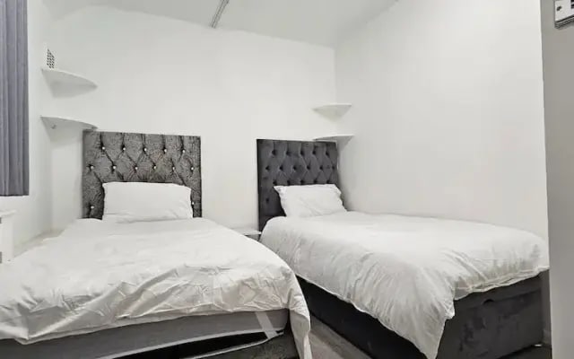 Spacious & Modern 2-bed House in Dagenham