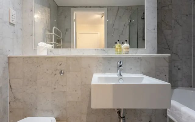 2 Bedroom Thames Apartment With Stunning Views