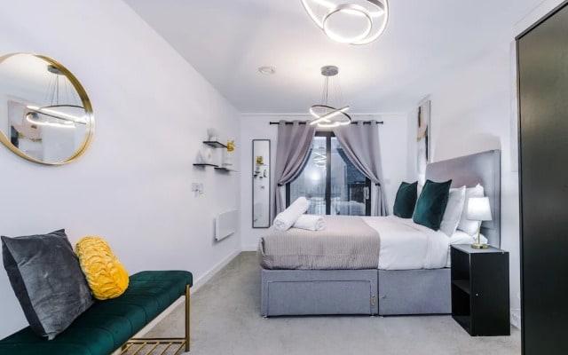 Impeccable 2-bed Apartment in Salford