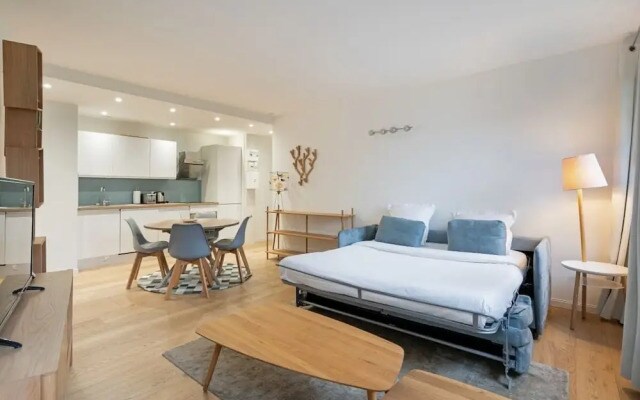 Bright 1-Bed Apartment, Perfectly Located in Paris