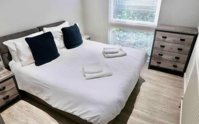3 Bed Private Bungalow Close to Amenities, Wifi, Parking