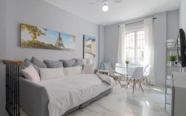 Bright And Quiet Apartment By Town
