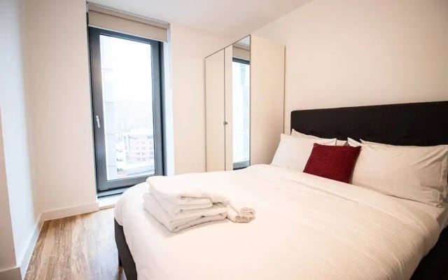 Large And Modern 2 Bedroom Flat With City Views