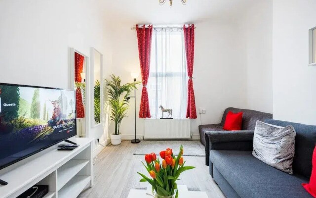 Kensington Charming and Bright Flat