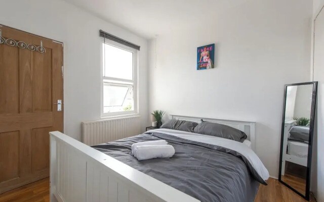 Stylish 4BR Home WiFi FreeParking