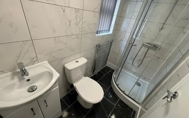 Luxe Spacious 5-bed House in Liverpool