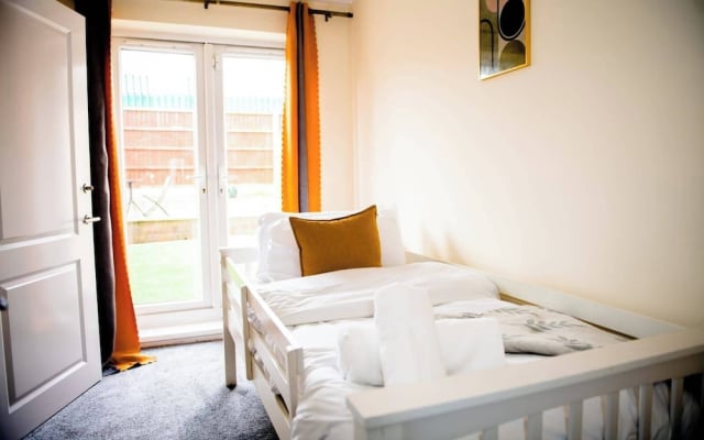 House - Sleeps 7 - Parking - 10min Drive to Centre