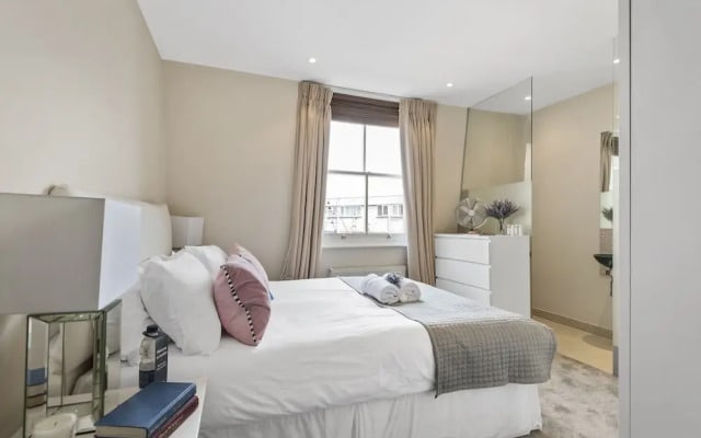 Stylish Chiswick Park Apartment