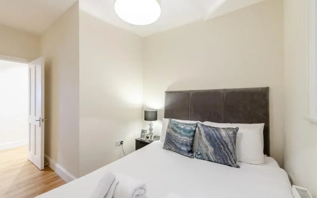 Modern Three Bedroom Apartment in Hammersmith