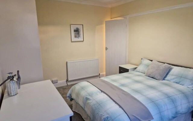 Lovely, Large 3 - Bedroom House in Preston